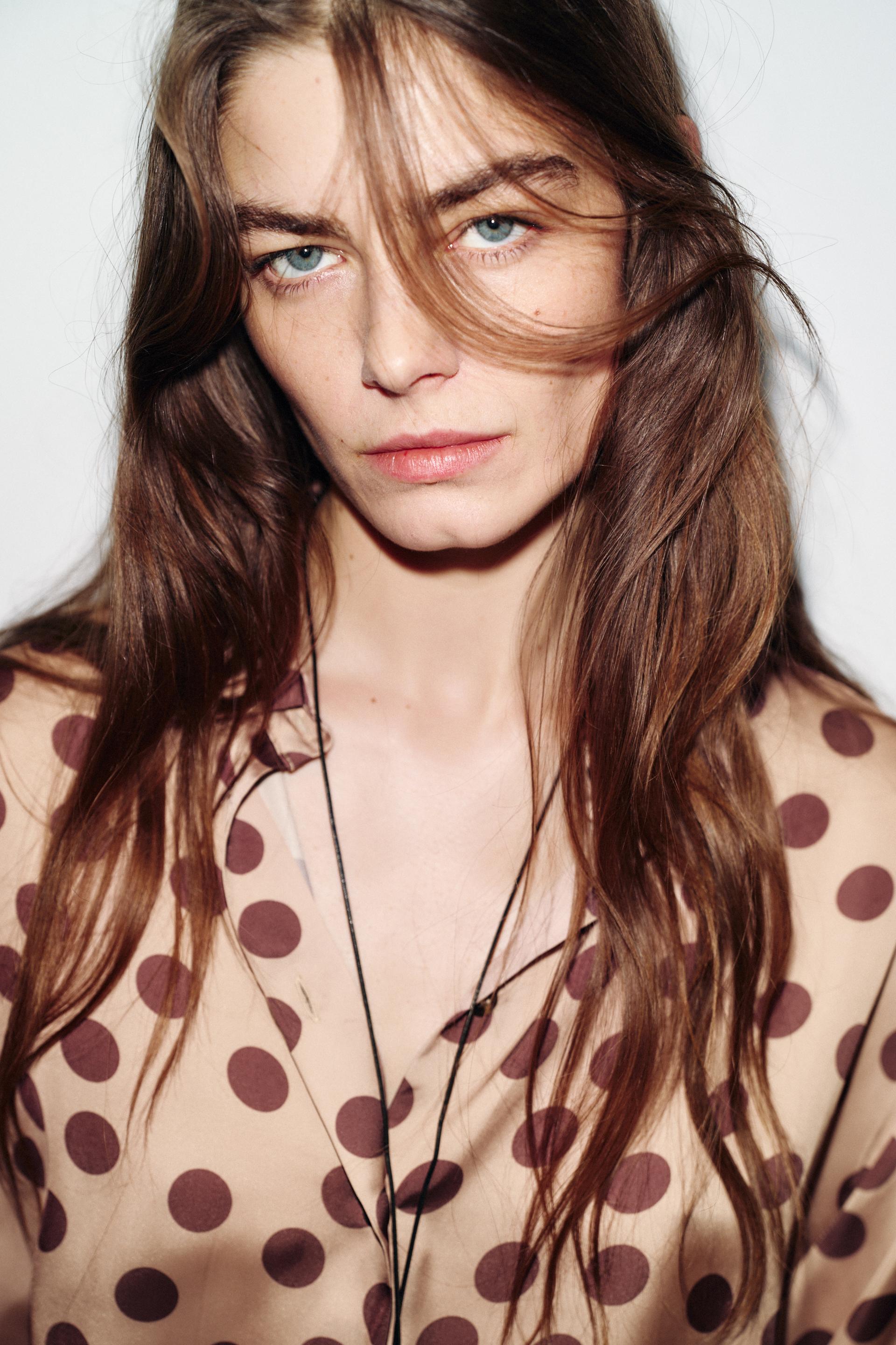 #EACCB4, Beige-marron